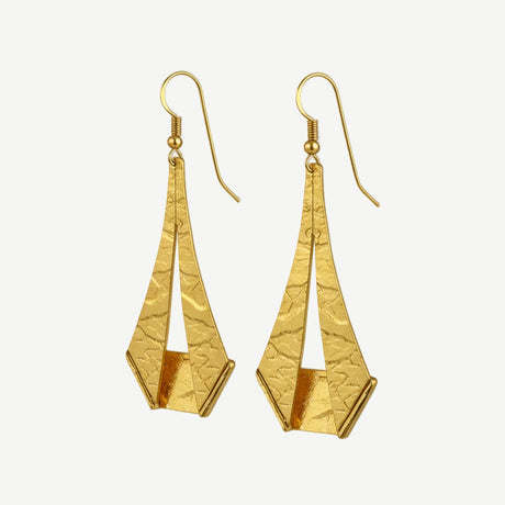 Pendientes Origami Gold en aleación dorada con diseño geométrico y acabado texturizado. Ligeros, elegantes y versátiles para looks de día o noche.