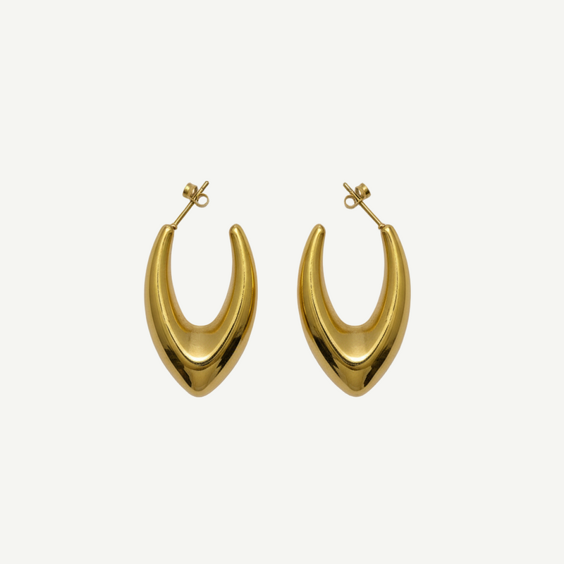 Pendientes Twist Gold en latón chapado oro, diseño alargado con giro, elegantes y ligeros, perfectos para looks casuales o formales.
