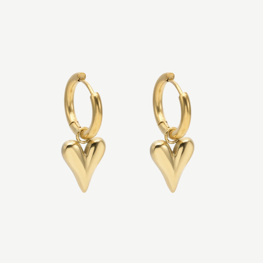 Pendientes Sculptural Heart en latón con baño de oro 18K, diseño minimalista de corazón alargado. Ligeros, elegantes y versátiles para looks diarios o de noche.
