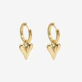 Pendientes Sculptural Heart en latón con baño de oro 18K, diseño minimalista de corazón alargado. Ligeros, elegantes y versátiles para looks diarios o de noche.
