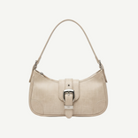 Bolso Soft Buckle Shoulder Bag Beige en material vegano premium, con cierre de hebilla y asa ajustable. Ligero, minimalista y versátil para looks urbanos y neutros.